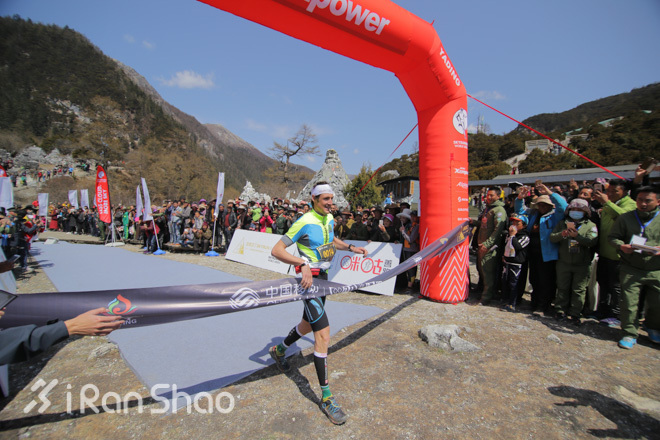 现场 | 亚丁，三座神山与一群奔跑的人