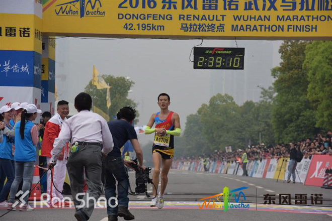 人物 | 4周4全马 三进2:40：中国赏金跑者刘路峰