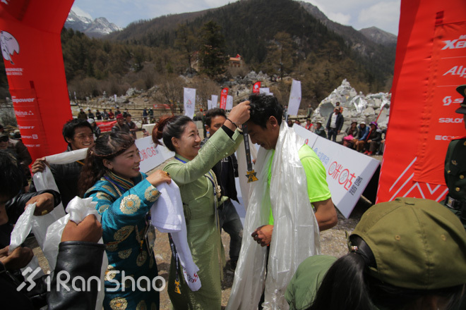 现场 | 亚丁，三座神山与一群奔跑的人