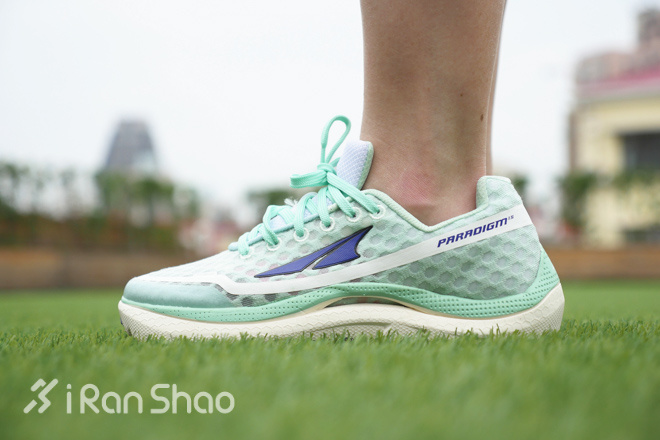 跑鞋 | 除了那双烂大街的  Altra今年也有双小绿鞋