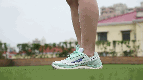 跑鞋 | 除了那双烂大街的  Altra今年也有双小绿鞋