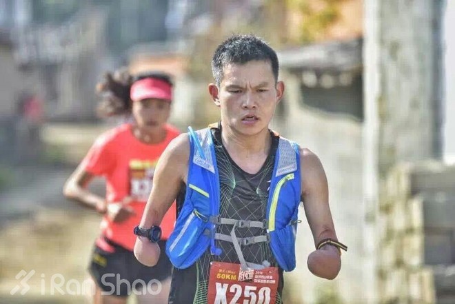 人物 | 断臂跑者任耀：被命运夺去双手，用跑步改写人生