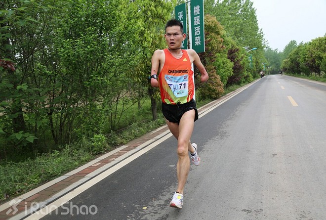 人物 | 断臂跑者任耀：被命运夺去双手，用跑步改写人生