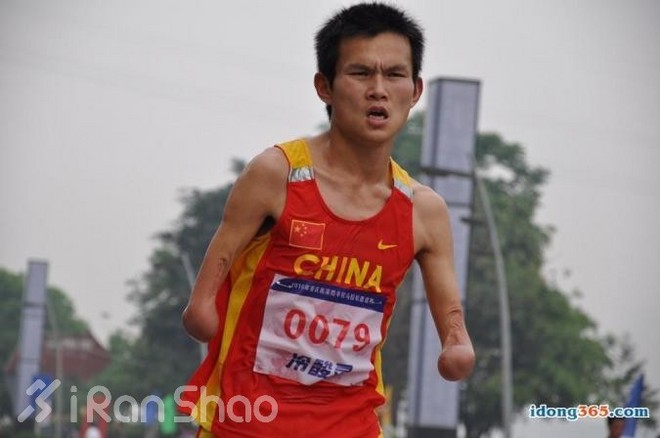 人物 | 断臂跑者任耀：被命运夺去双手，用跑步改写人生