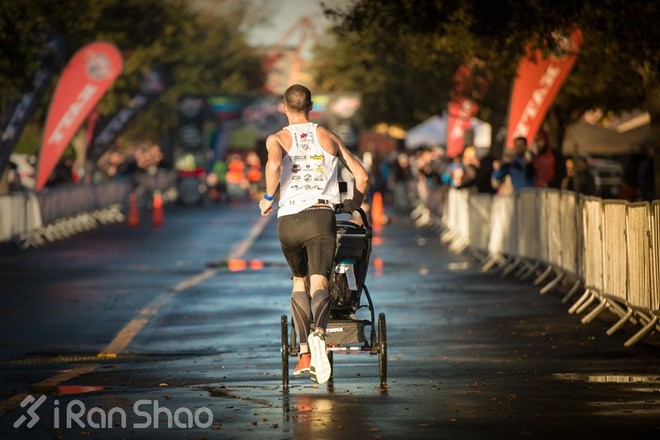 父亲节 | 推着女儿跑半马，轻松夺冠破纪录