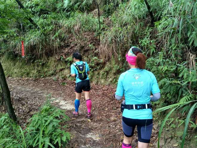 和一个慢半拍的姐姐组合，才是最佳拍档！——纪念金鱼姐妹花的第一场越野赛