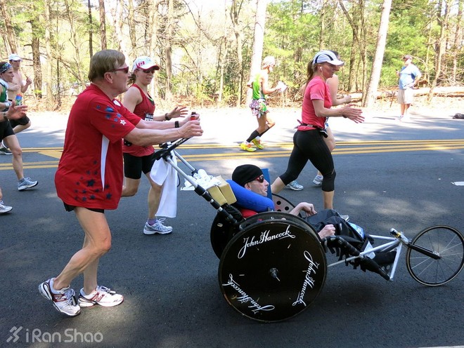 父亲节 | 推着女儿跑半马，轻松夺冠破纪录