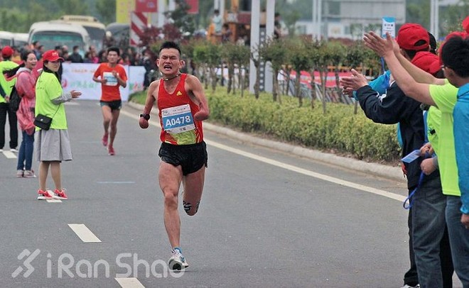 人物 | 断臂跑者任耀：被命运夺去双手，用跑步改写人生