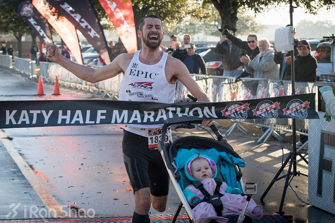 父亲节 | 推着女儿跑半马，轻松夺冠破纪录