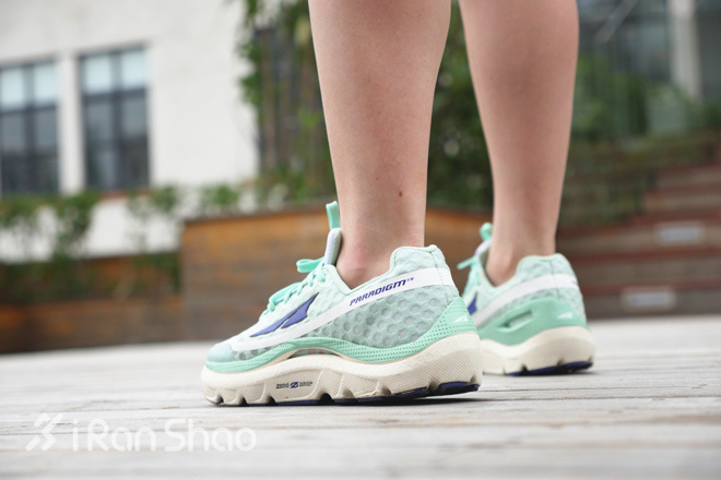 跑鞋 | 除了那双烂大街的  Altra今年也有双小绿鞋