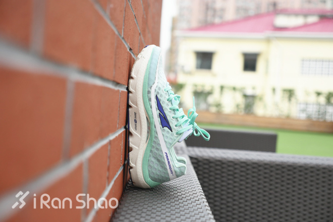跑鞋 | 除了那双烂大街的  Altra今年也有双小绿鞋
