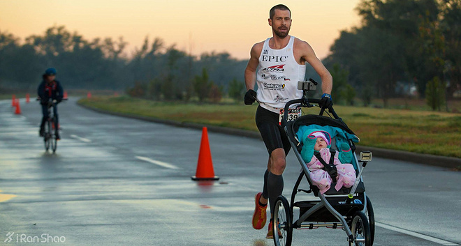 父亲节 | 推着女儿跑半马，轻松夺冠破纪录