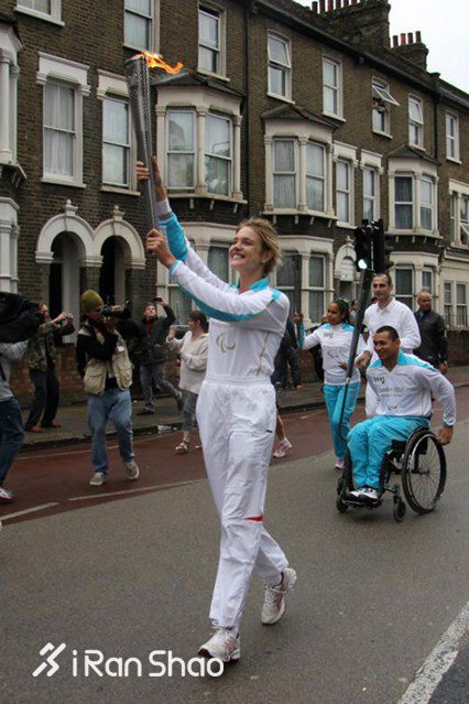 这些长腿名模们从T台跑到了赛道上