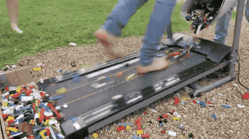 视频 | 国外抖M少年挑战乐高积木跑 不到10秒就大呼f**k