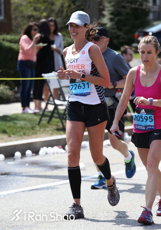 这些长腿名模们从T台跑到了赛道上