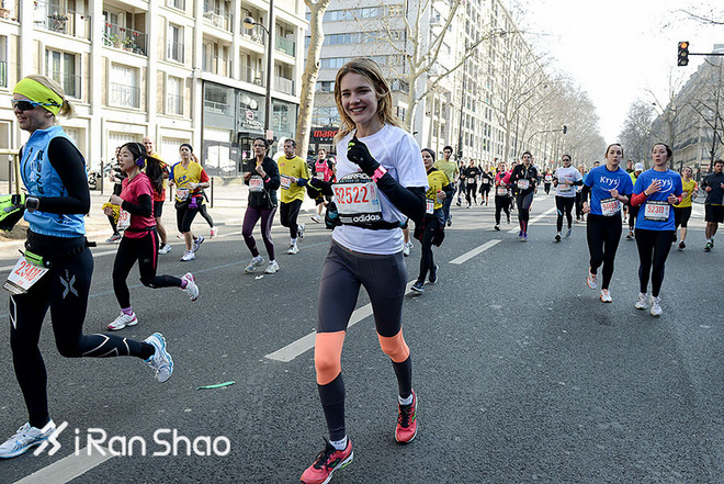 这些长腿名模们从T台跑到了赛道上