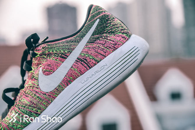 跑鞋 | 漫步月球和最潮跑鞋的故事 Nike LunarEpic Flyknit Low与adidas UltraBOOST Uncaged对比评测