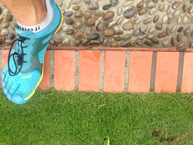 VibramFivefingers V-run 极简跑鞋里面的表率。