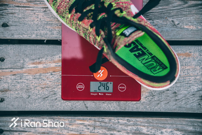 跑鞋 | 漫步月球和最潮跑鞋的故事 Nike LunarEpic Flyknit Low与adidas UltraBOOST Uncaged对比评测