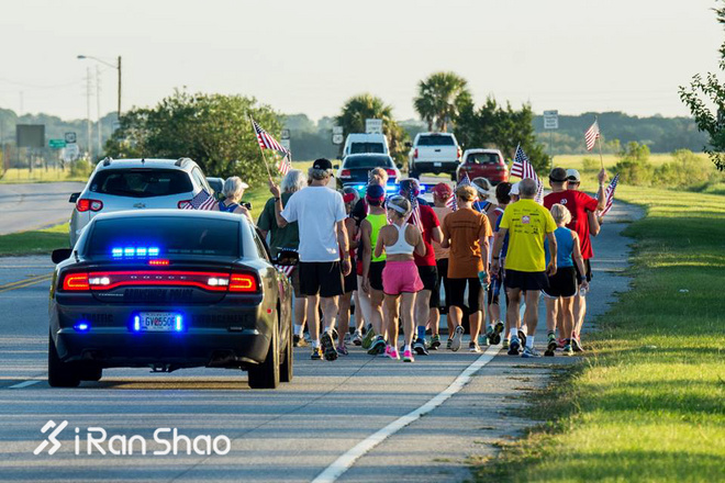 生命不息 奔跑不止 93岁的他跑步横穿美国