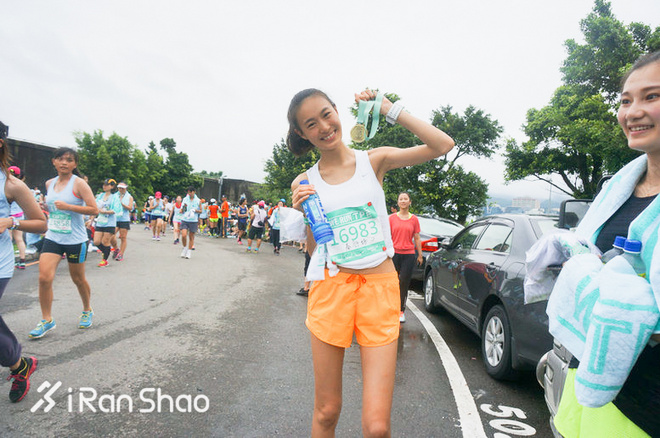 这些长腿名模们从T台跑到了赛道上