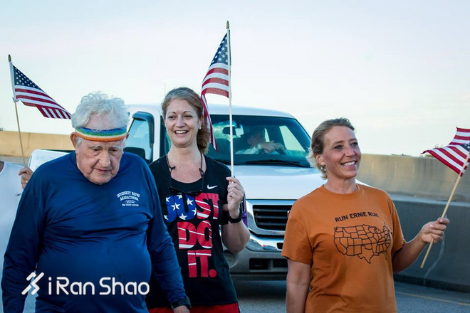 生命不息 奔跑不止 93岁的他跑步横穿美国