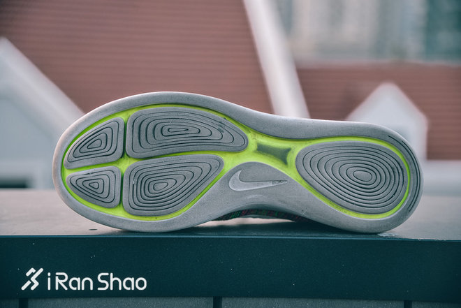 跑鞋 | 漫步月球和最潮跑鞋的故事 Nike LunarEpic Flyknit Low与adidas UltraBOOST Uncaged对比评测