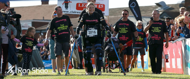 人物 | 她们在看不见的跑道上“奔跑”