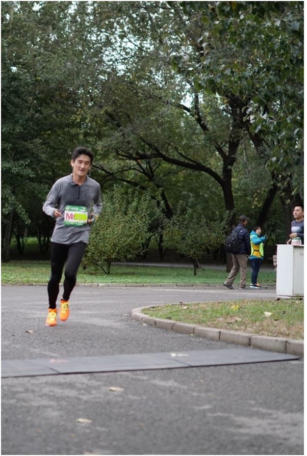 【伴我PB, 伴我飞!】李宁云马姿势跑法认证版跑鞋实战评测