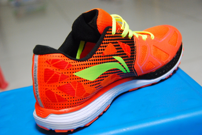 【伴我PB, 伴我飞!】李宁云马姿势跑法认证版跑鞋实战评测