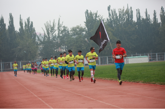 阿野助力24小时操场极限公益跑 倡导运动＋公益理念