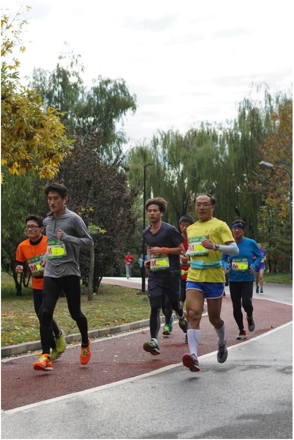 【伴我PB, 伴我飞!】李宁云马姿势跑法认证版跑鞋实战评测