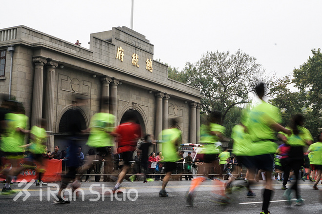 2016南京马拉松：这很南京，这很“依壁雕凿”