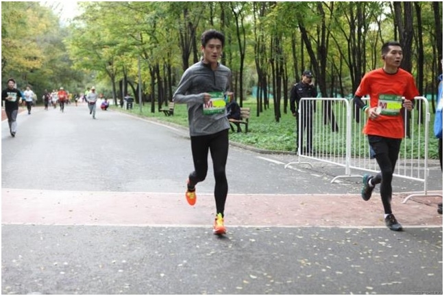 【伴我PB, 伴我飞!】李宁云马姿势跑法认证版跑鞋实战评测