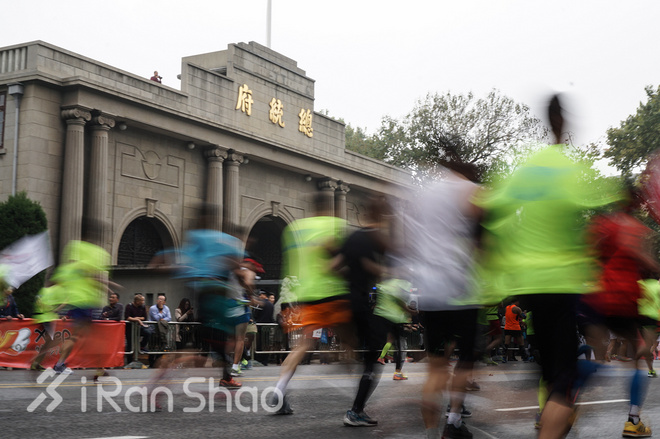 2016南京马拉松：这很南京，这很“依壁雕凿”