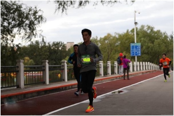 【伴我PB, 伴我飞!】李宁云马姿势跑法认证版跑鞋实战评测