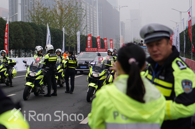 2016南京马拉松：这很南京，这很“依壁雕凿”