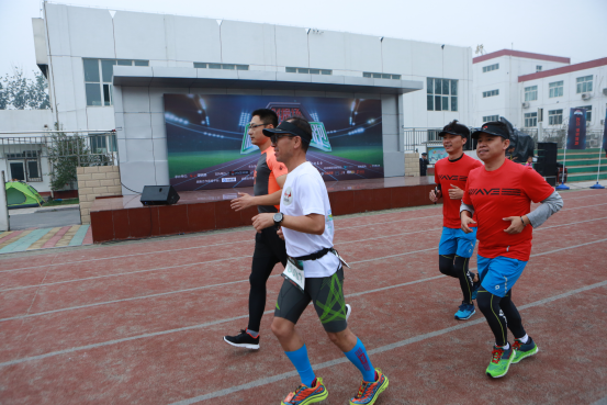 阿野助力24小时操场极限公益跑 倡导运动＋公益理念