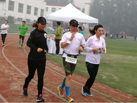 24小时操场极限公益跑盛大启动 超马冠军赵紫玉领跑黄奕助力