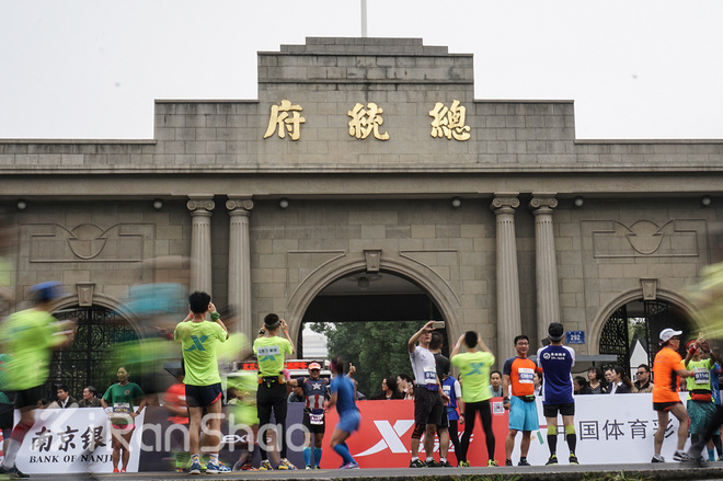 2016南京马拉松：这很南京，这很“依壁雕凿”