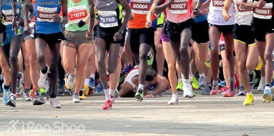喜欢上马的理由 | 关于马拉松跑者的赛道礼仪，我们从倒霉的小明说起