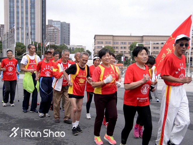 喜欢上马的理由 | 南京路长跑队：岁月带不走对跑步的热爱