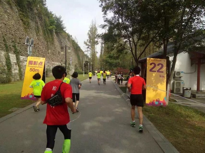 2016南京马拉松：这很南京，这很“依壁雕凿”