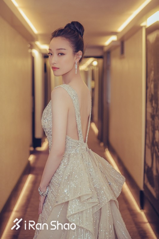 露背转身惊艳四方 她们的脊柱沟美得能盛汤