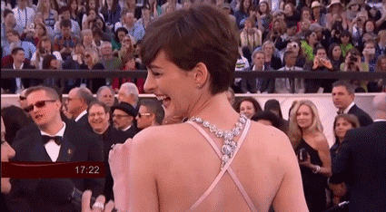 露背转身惊艳四方 她们的脊柱沟美得能盛汤