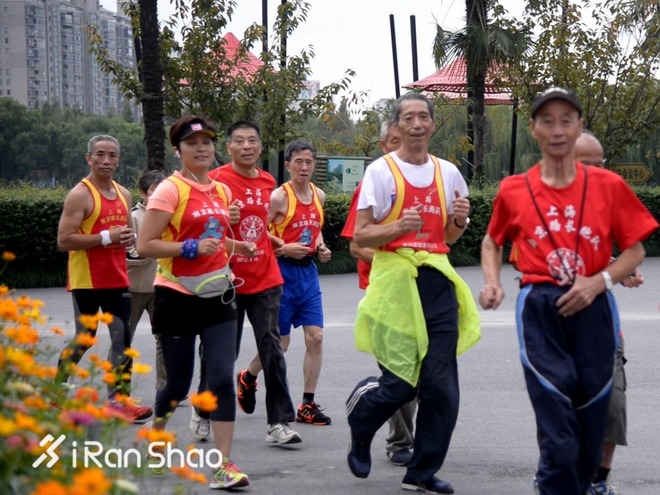 喜欢上马的理由 | 南京路长跑队：岁月带不走对跑步的热爱