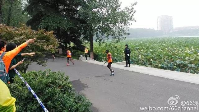 2016南京马拉松：这很南京，这很“依壁雕凿”