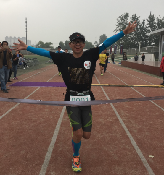 24小时操场极限公益跑盛大启动 超马冠军赵紫玉领跑黄奕助力