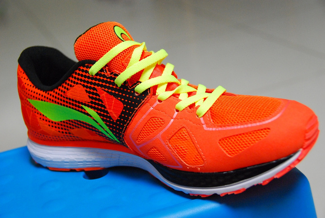 【伴我PB, 伴我飞!】李宁云马姿势跑法认证版跑鞋实战评测