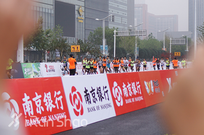 2016南京马拉松：这很南京，这很“依壁雕凿”